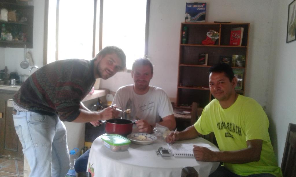 Hostal Henrry'S Hotel Mindo Bagian luar foto