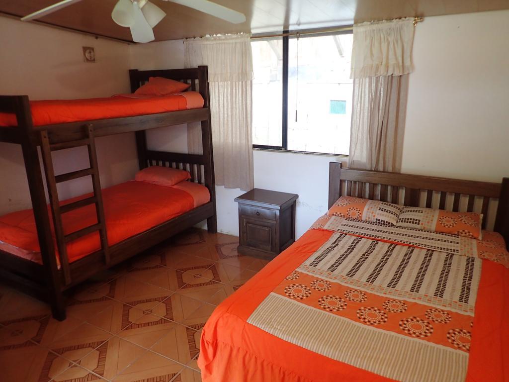 Hostal Henrry'S Hotel Mindo Bagian luar foto