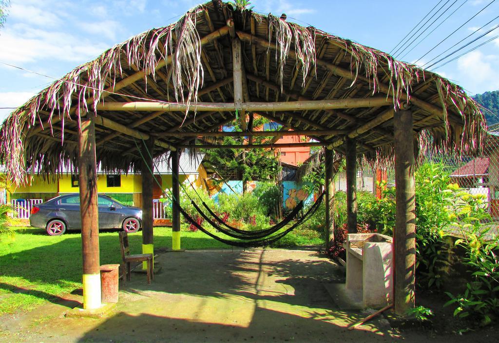 Hostal Henrry'S Hotel Mindo Bagian luar foto